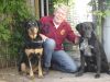 Herr Overl�nder kniet neben seinen beiden Hunden