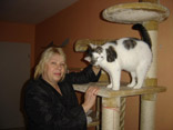 Frau Overl�nder streichelt Katze