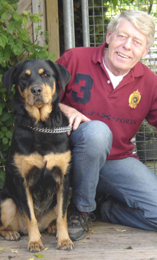 Herr Overl�nder kniet neben Hund